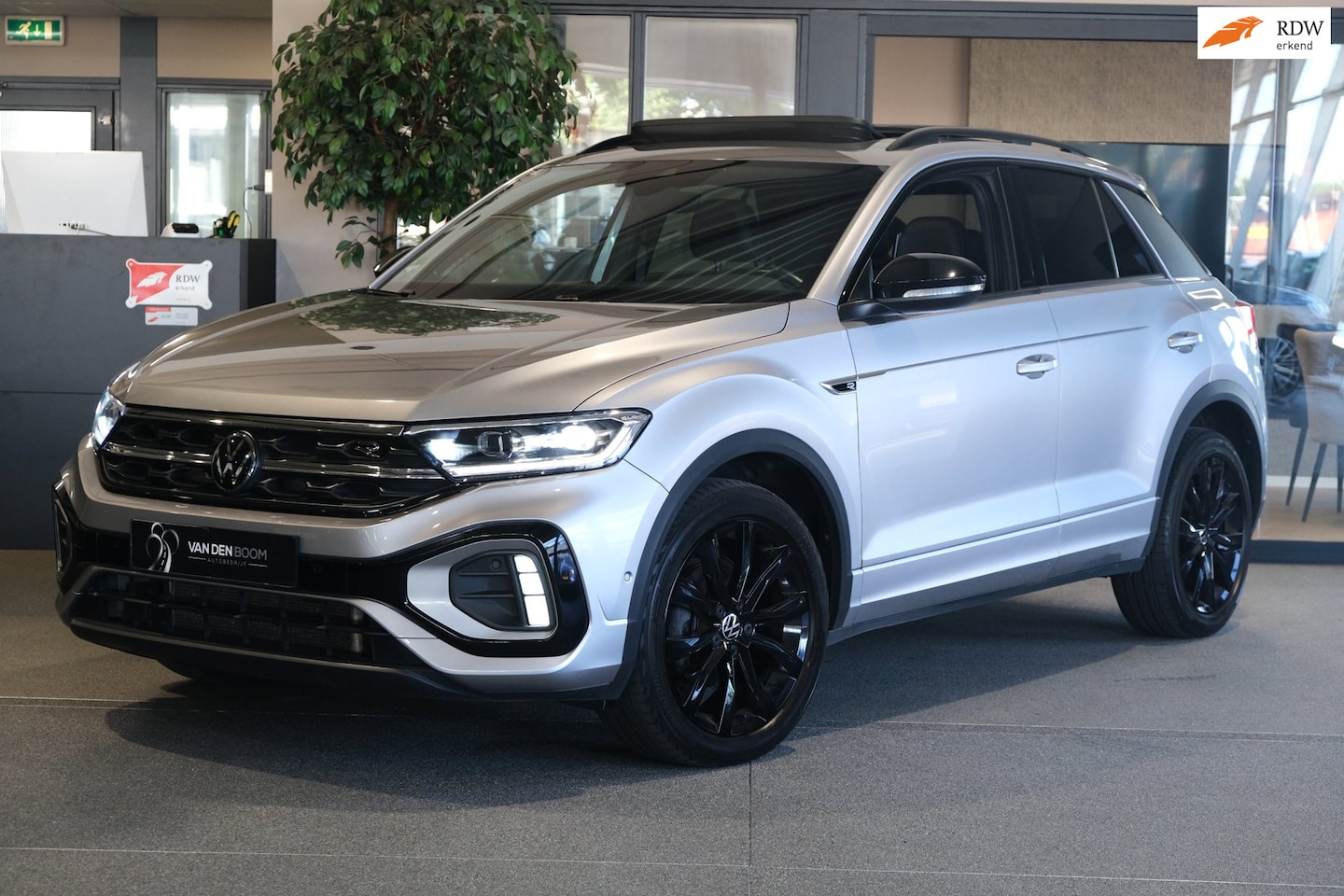Volkswagen T-Roc - 1.5 TSI R-Line Black Pack Pano Navi Acc Led Cam Pdc - AutoWereld.nl