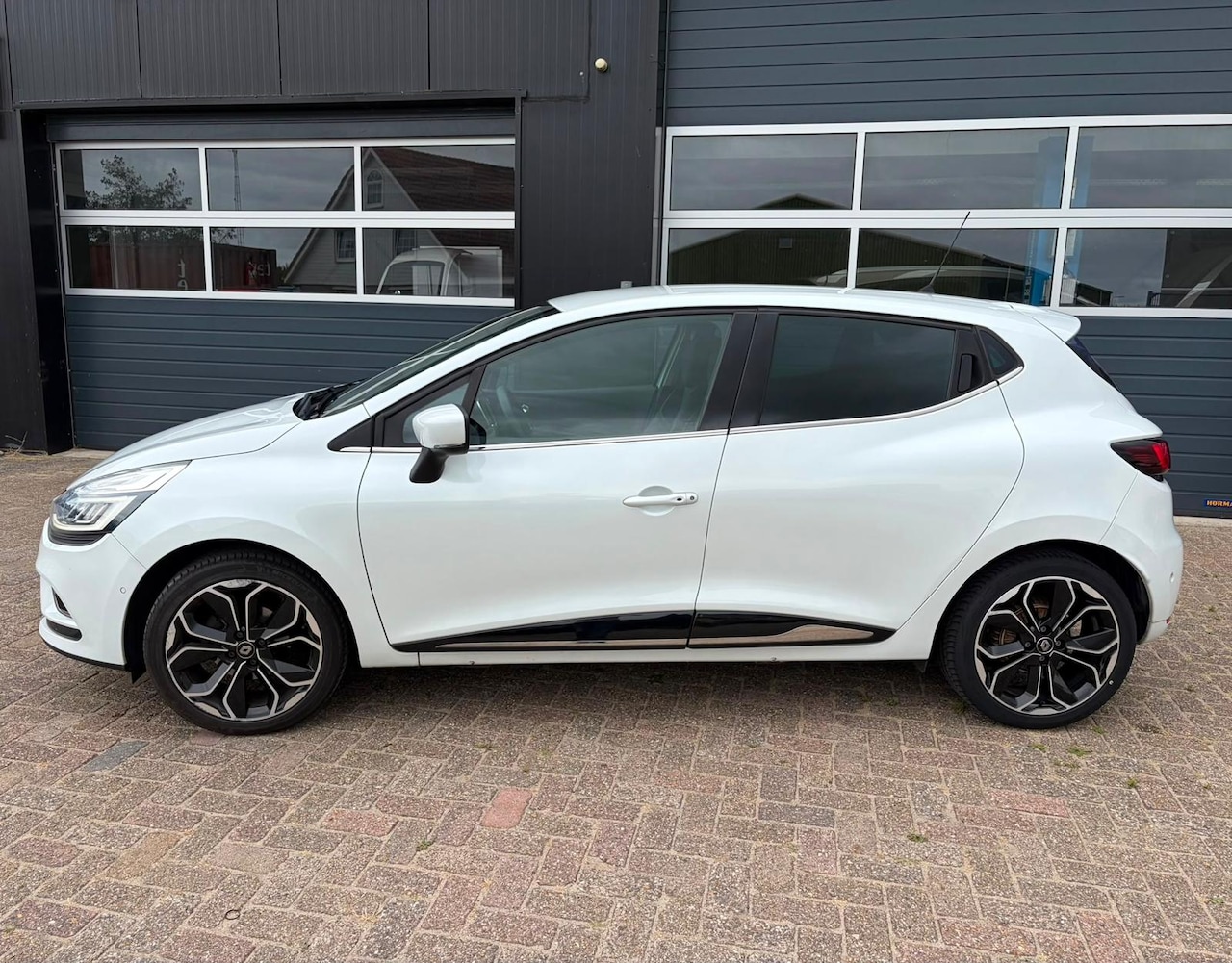 Renault Clio - 0.9 TCe Intens Iconic Velgen, Led Lampen, R link Navi - AutoWereld.nl