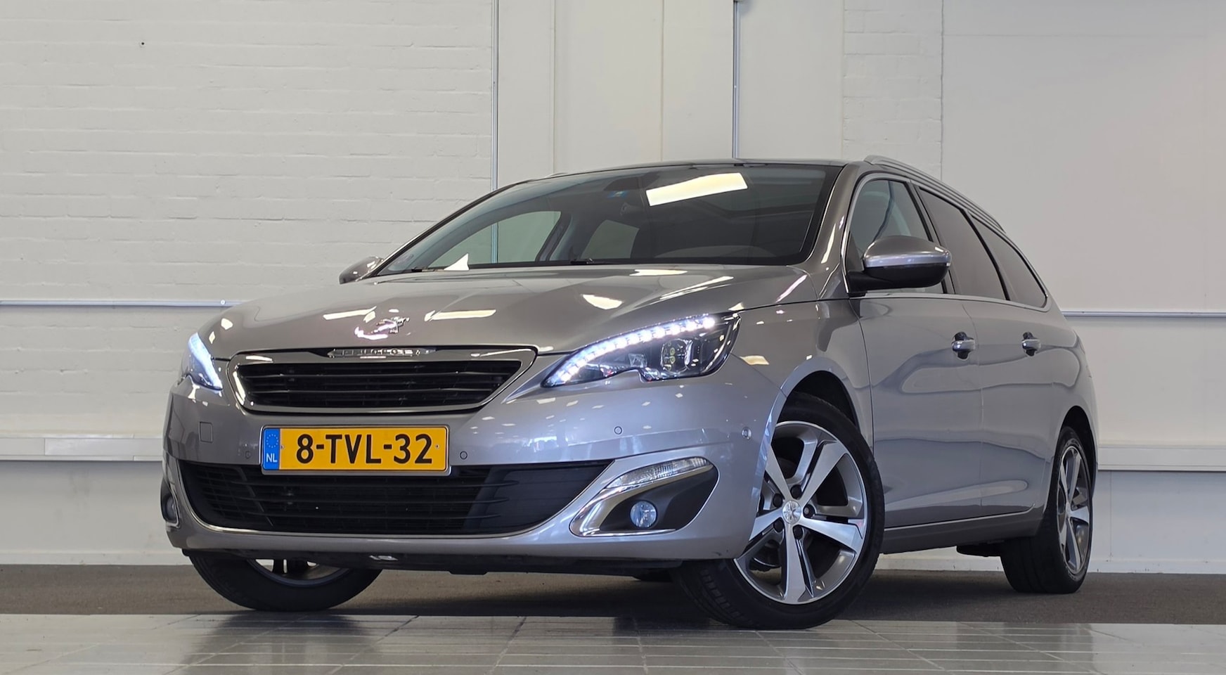 Peugeot 308 SW - 1.2 e-THP Première Trekhaak 2e Eigenaar Leer Pano LED Mooi! - AutoWereld.nl
