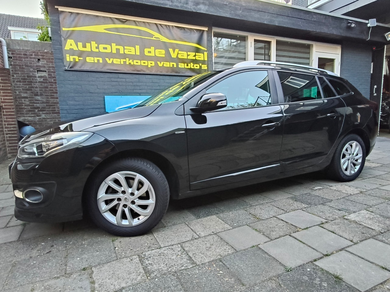 Renault Mégane Estate - 1.2 TCe Limited Nw Distr ketting ,onderhoud , airco , navigatie,trekhaak - AutoWereld.nl