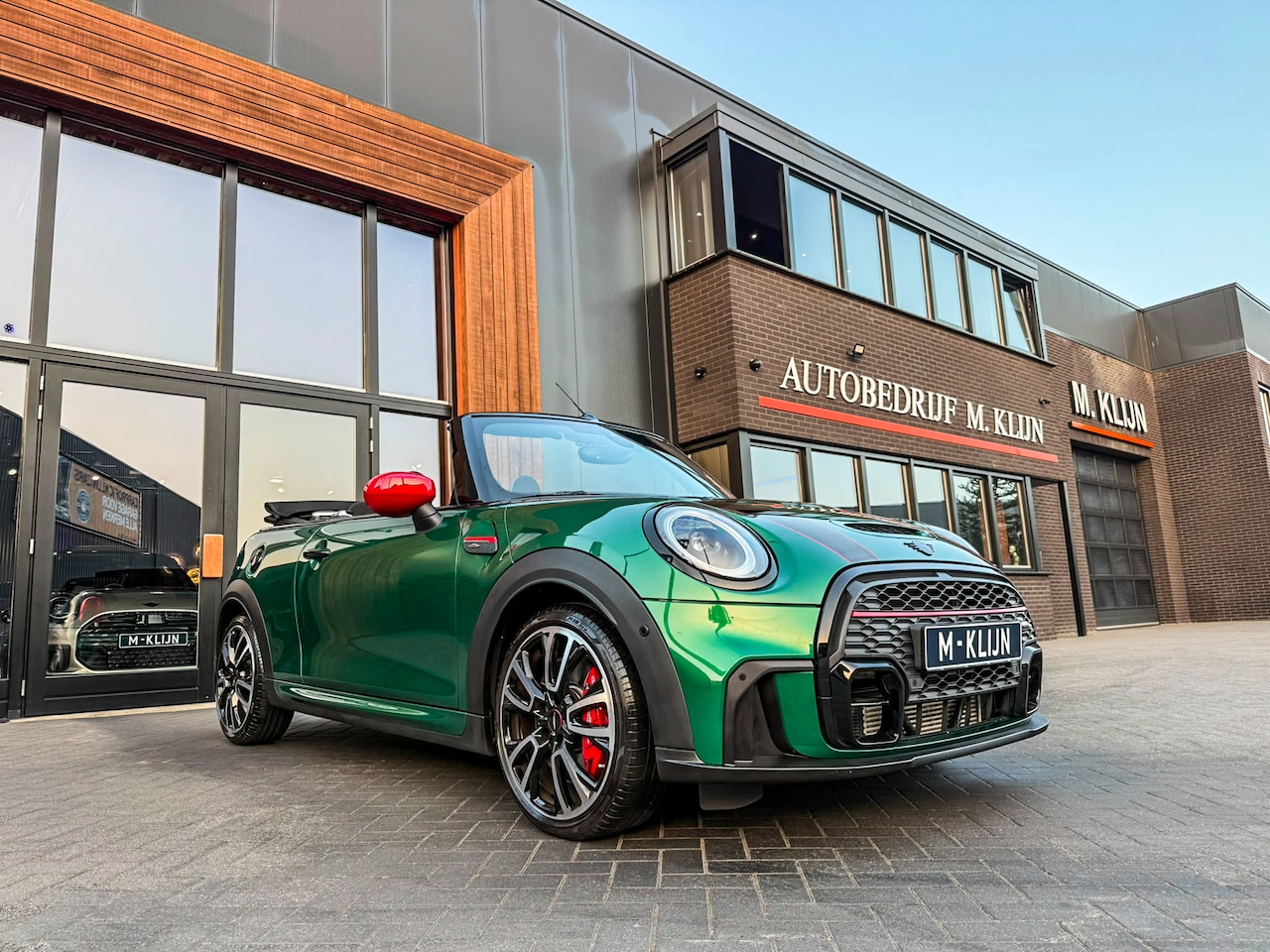 MINI Cabrio - 2.0 John Cooper Works JCW Pack F1 aut 231pk/Camera/Hk/Head op/18"Jcw/Bomvol - AutoWereld.nl