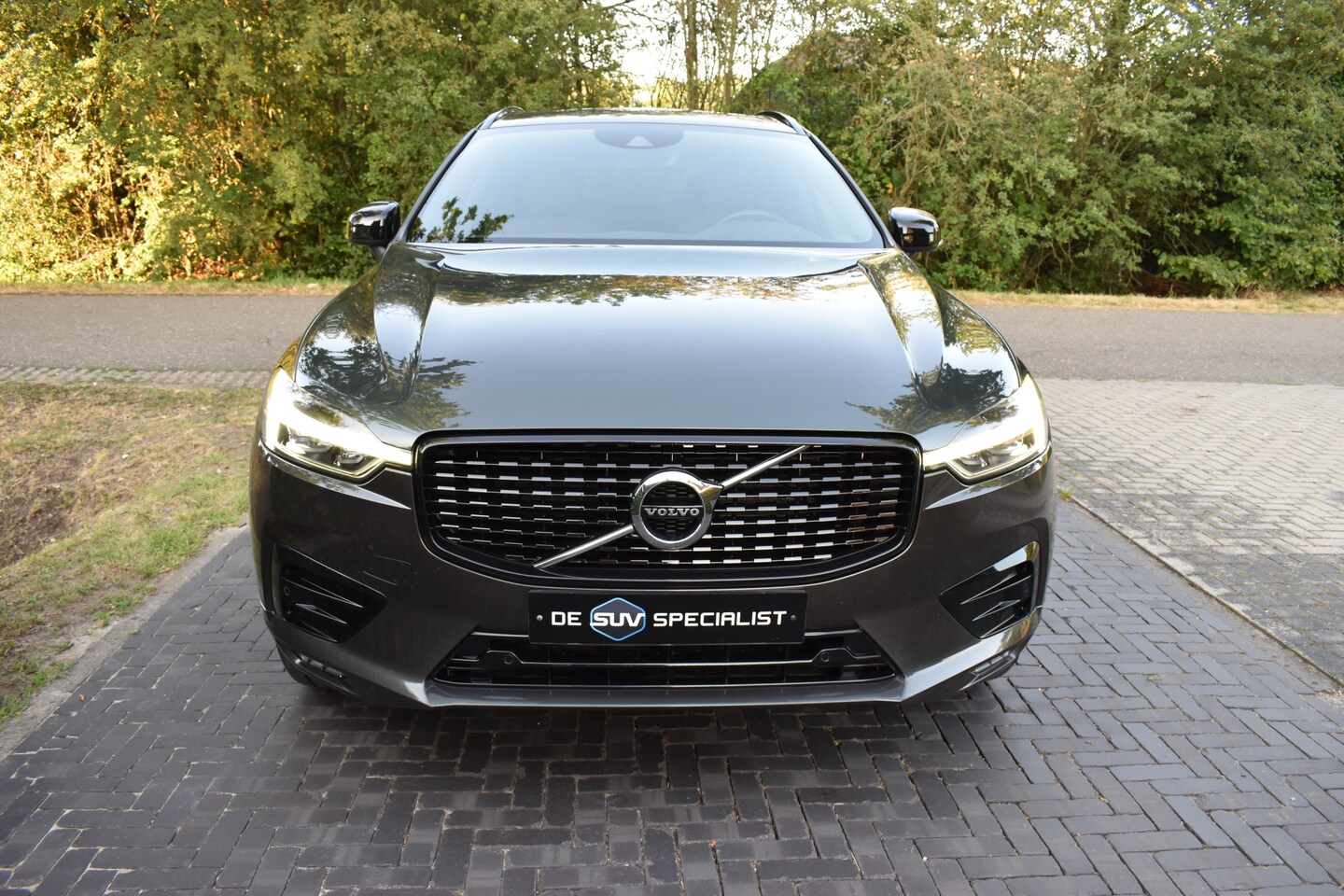 Volvo XC60 - 2.0 B4 R-Design 197PK PANO NIEUWSTAAT! - AutoWereld.nl