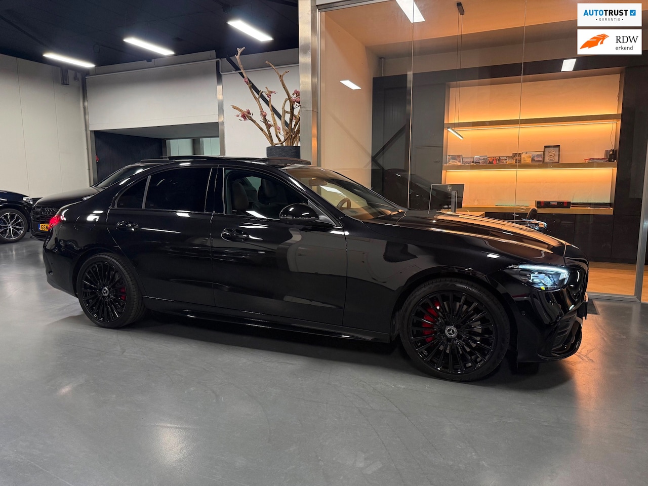 Mercedes-Benz C-klasse - 300 e AMG Night Pano Memory 360Cam. VOL. - AutoWereld.nl