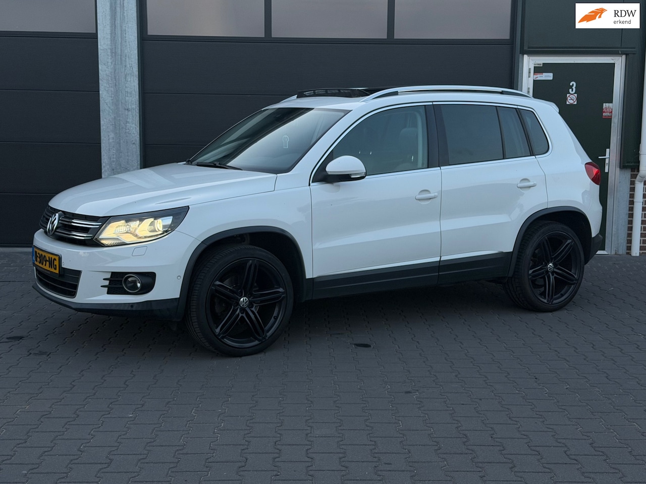 Volkswagen Tiguan - 2.0 TSI Sport&Style 4Motion/Automaat/St verwarming/Netjes - AutoWereld.nl