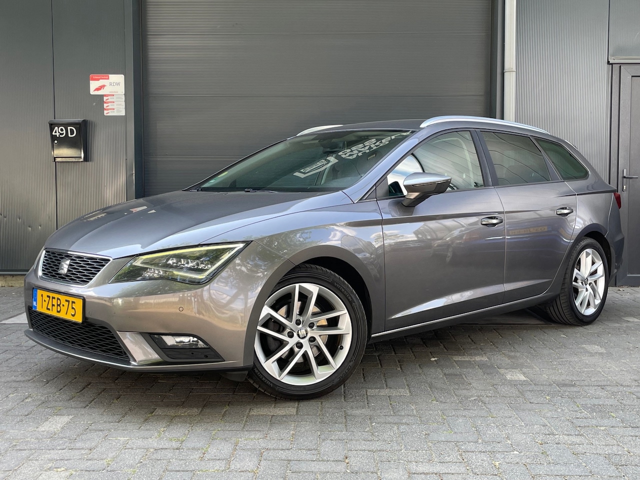 SEAT Leon ST - 1.6 TDI Ecomotive Lease Sport NAP LED TREKHAAK NAVI BLUETOOTH MF STUUR CLIMA ALCANTARA - AutoWereld.nl