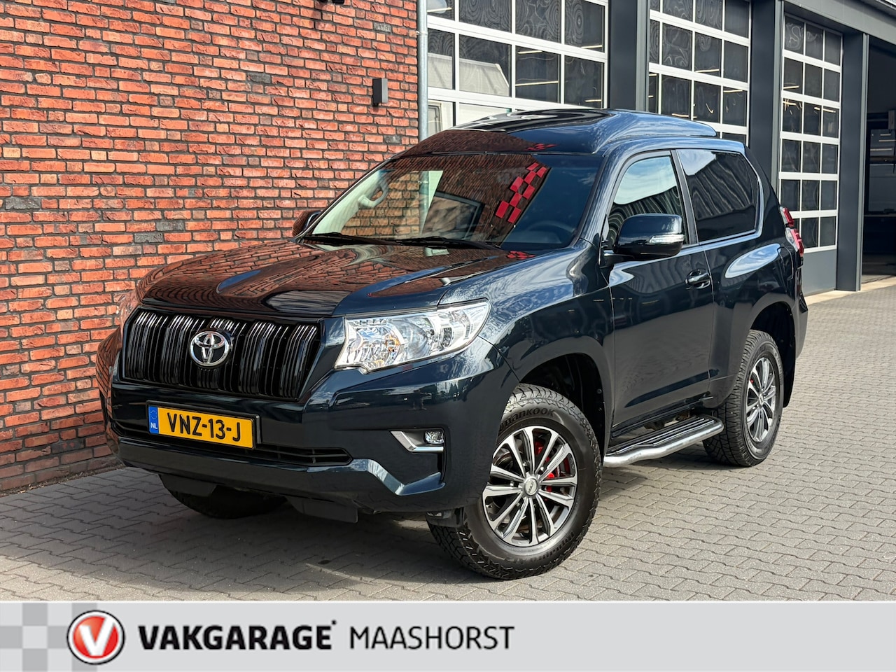 Toyota Land Cruiser - 2.8 D-4D-F Comfort High Roof Blind Van 3000Kg Trek. Trekhaak/Airco/Cruise/Bluetooth - AutoWereld.nl
