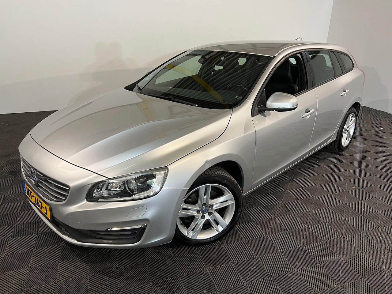 Volvo V60 - 2.0 D3 R-Design 2.0 D3 R-Design - AutoWereld.nl