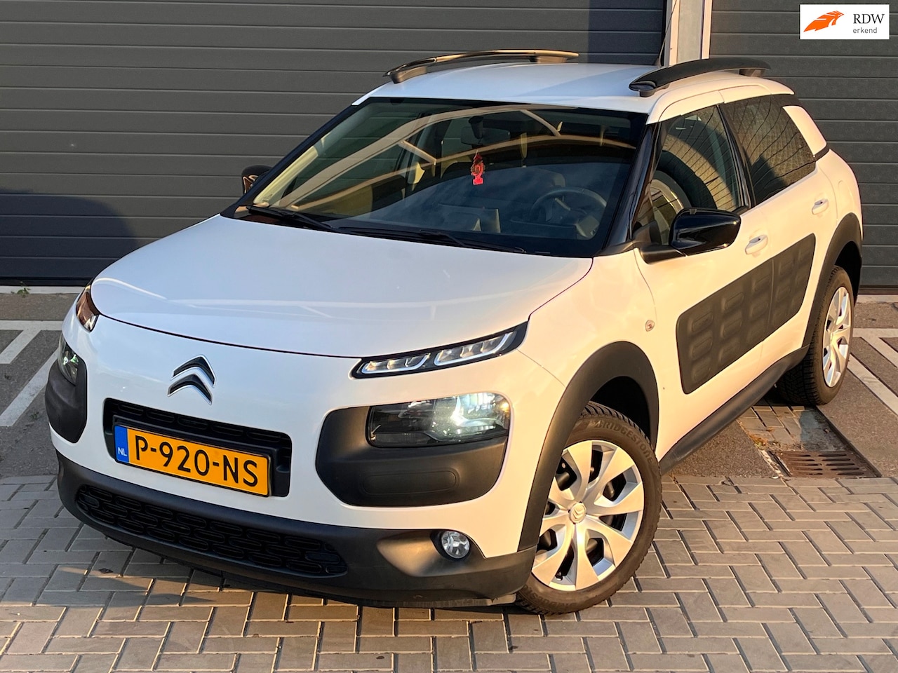 Citroën C4 Cactus - 1.2 PureTech Feel 5 DEURS NETJES CARPLAY CAMERA LED FULL OPTION AIRCO IJSKOUD - AutoWereld.nl