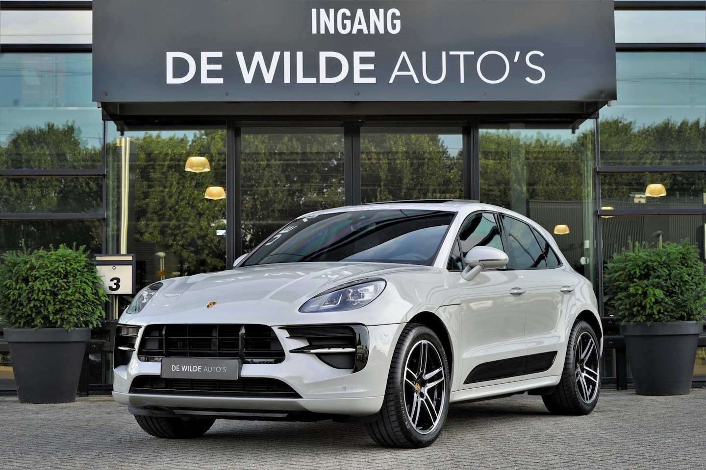 Porsche Macan - 2.0 SportDesign Krijt Pano Luchtvering 18-weg NL-auto - AutoWereld.nl