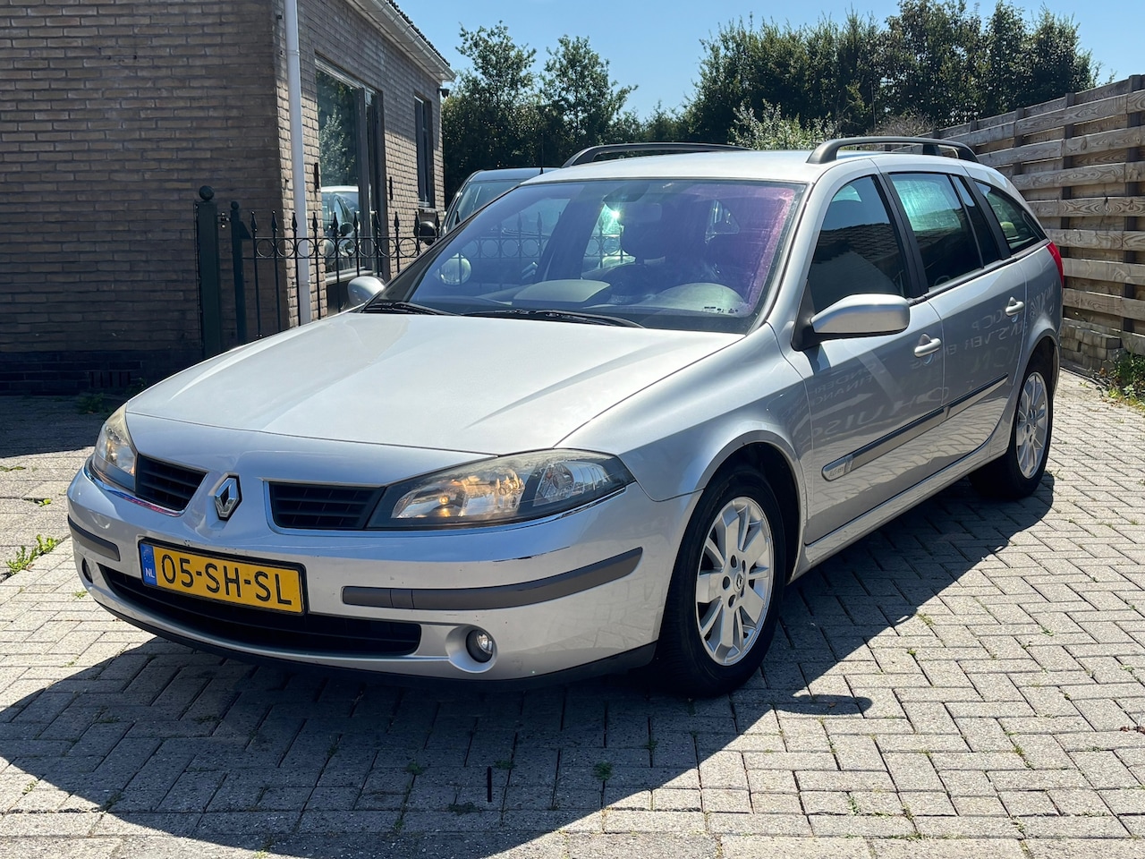 Renault Laguna Grand Tour - 2.0-16V Dynamique | nieuwe apk | trekhaak | airco | inruilkoopje ! - AutoWereld.nl
