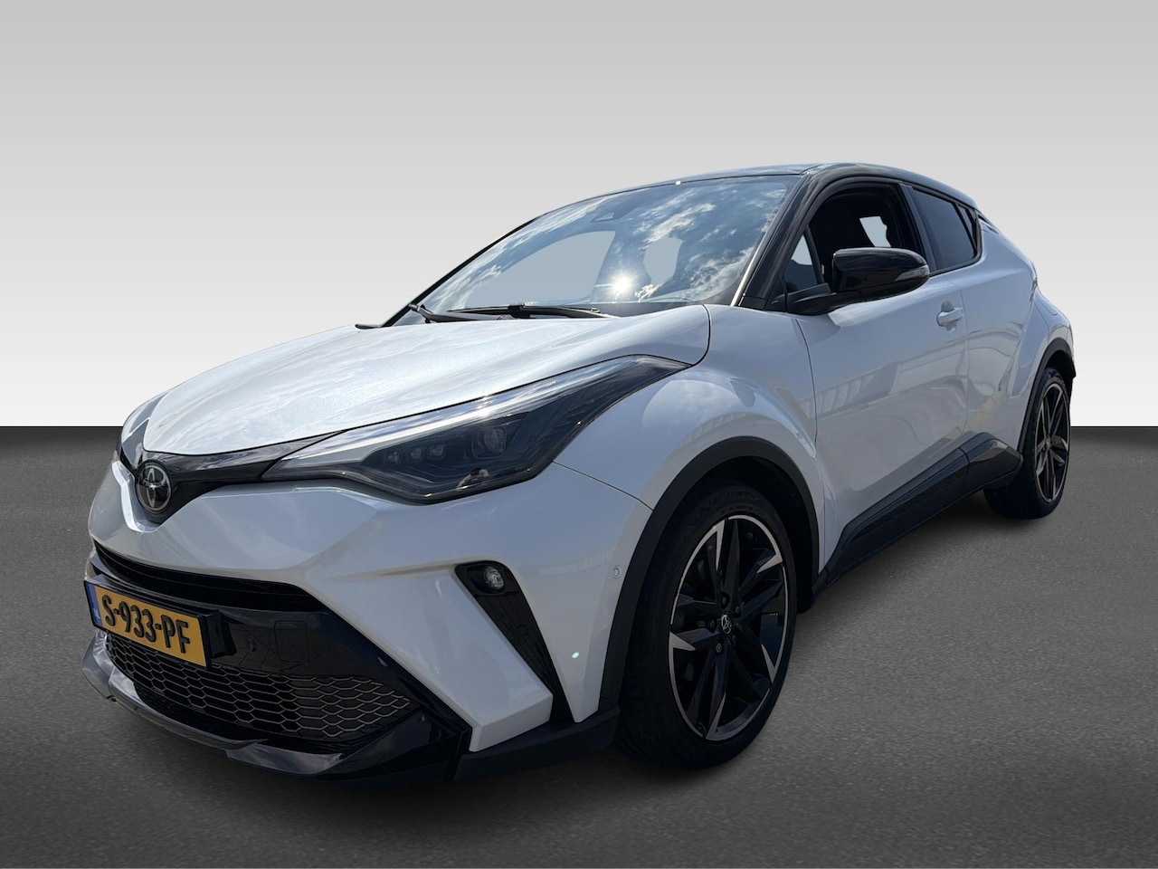 Toyota C-HR - 1.8 Hybrid GR-Sport | Achteruitrijcamera | Alcantara bekleding | Bluetooth telefoonvoorber - AutoWereld.nl