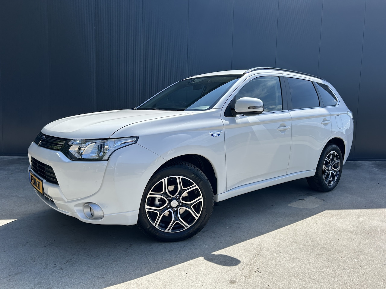 Mitsubishi Outlander - 2.0 PHEV Business Edition NAVI CRUISE ECC LMV - AutoWereld.nl