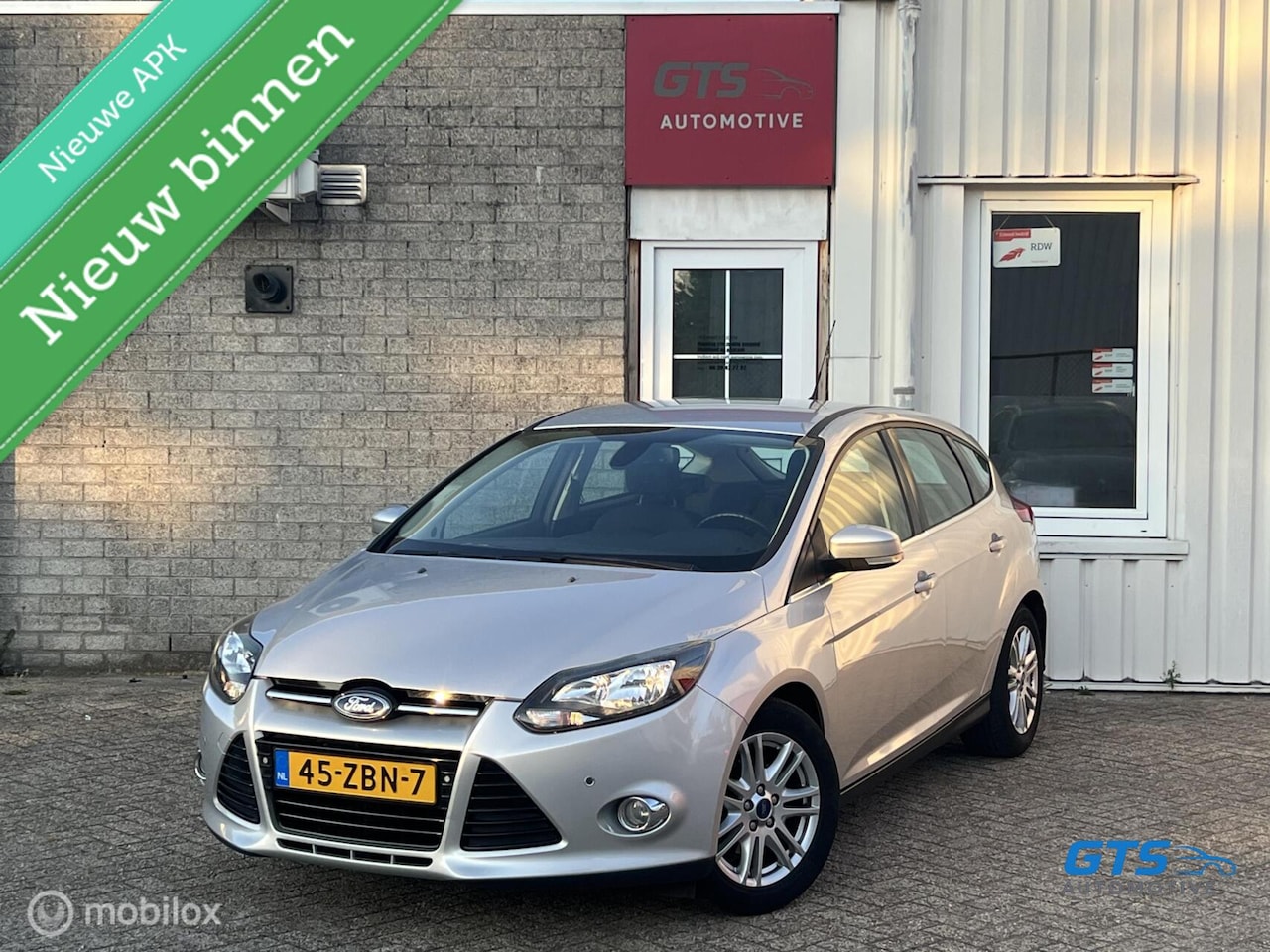 Ford Focus - 1.0 EcoBoost Titanium 2012 Distributie vervangen - AutoWereld.nl