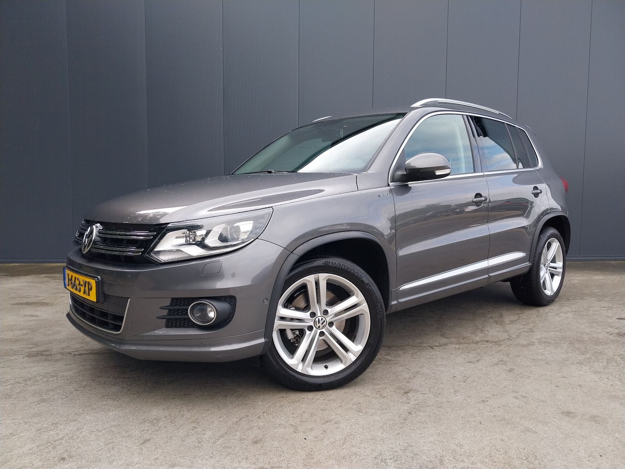 Volkswagen Tiguan - 1.4 TSI R-Line Edition XENON LED NAVI ECC TREKHAAK - AutoWereld.nl