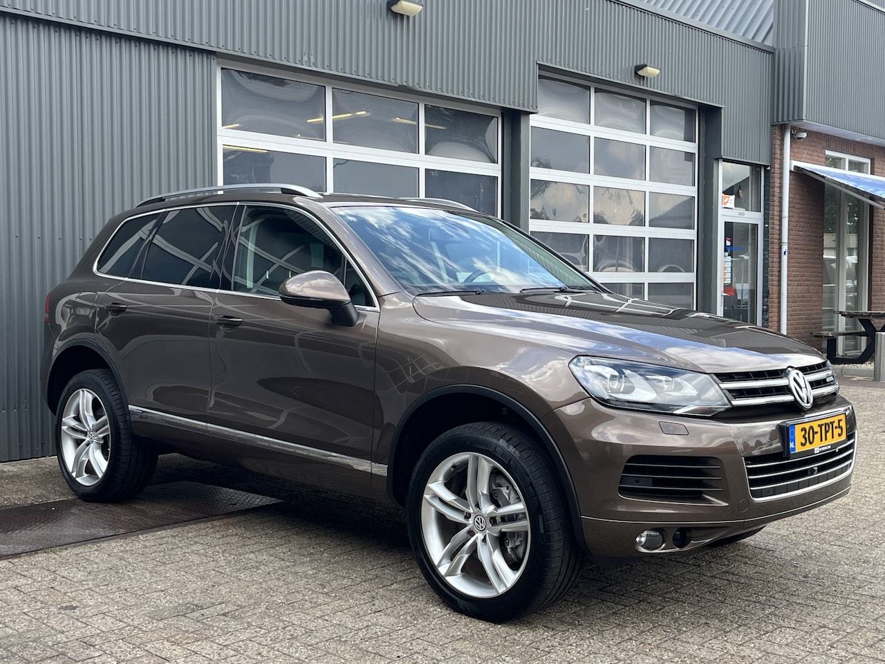 Volkswagen Touareg - 3.0 TSI Hybrid Highline Luchtvering Stoelkoeling verwarming Panorama dak Camera Trekhaak 3 - AutoWereld.nl