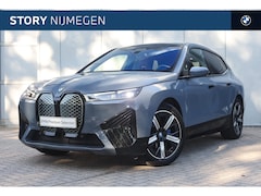 BMW iX - xDrive40 / Sportpakket / Panoramadak Sky Lounge / Trekhaak / Laserlight / Soft-Close / Par