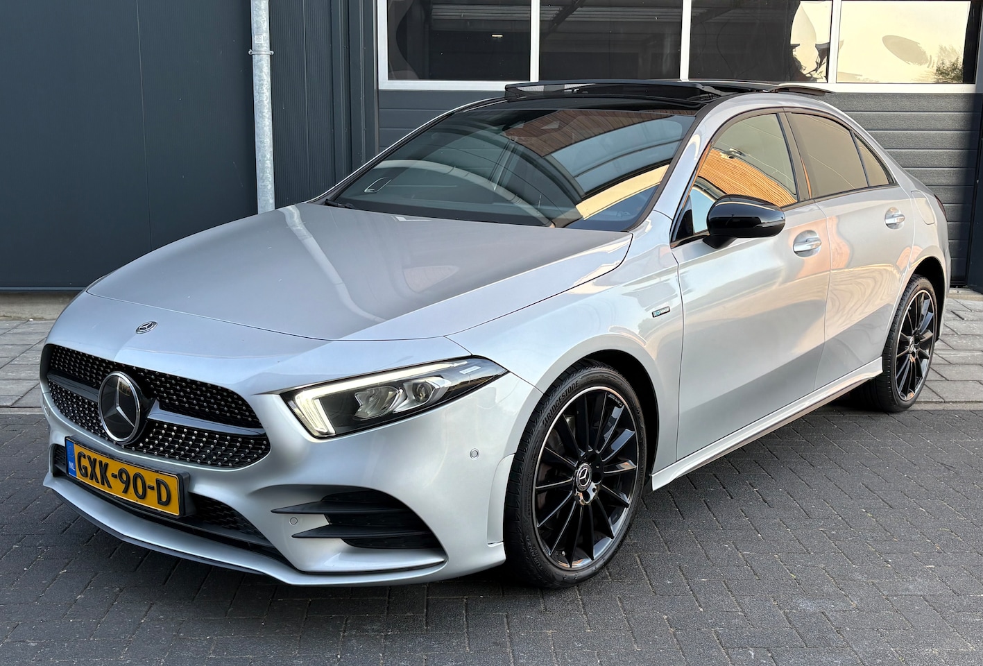 Mercedes-Benz A-klasse - 250 e Premium Plus AMG | PANO | DEALER OH | BTW | DISTRONIC+ | SFEER | TREKHAAK - AutoWereld.nl