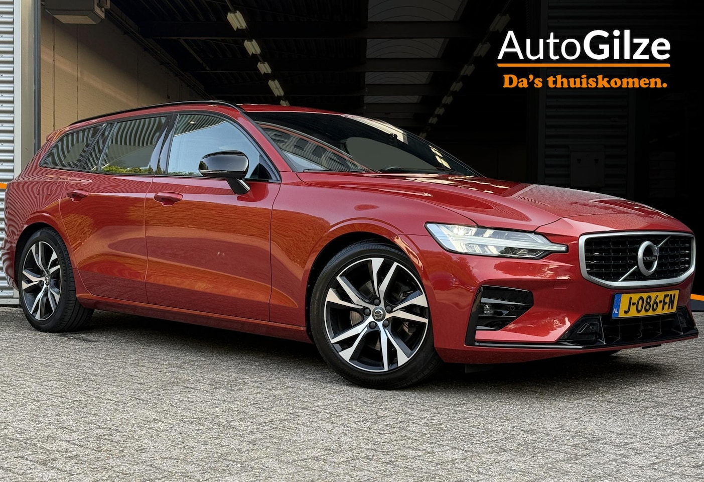Volvo V60 - 2.0 T4 R-Design l Pano l Trekhaak l Stoelverwarming l - AutoWereld.nl