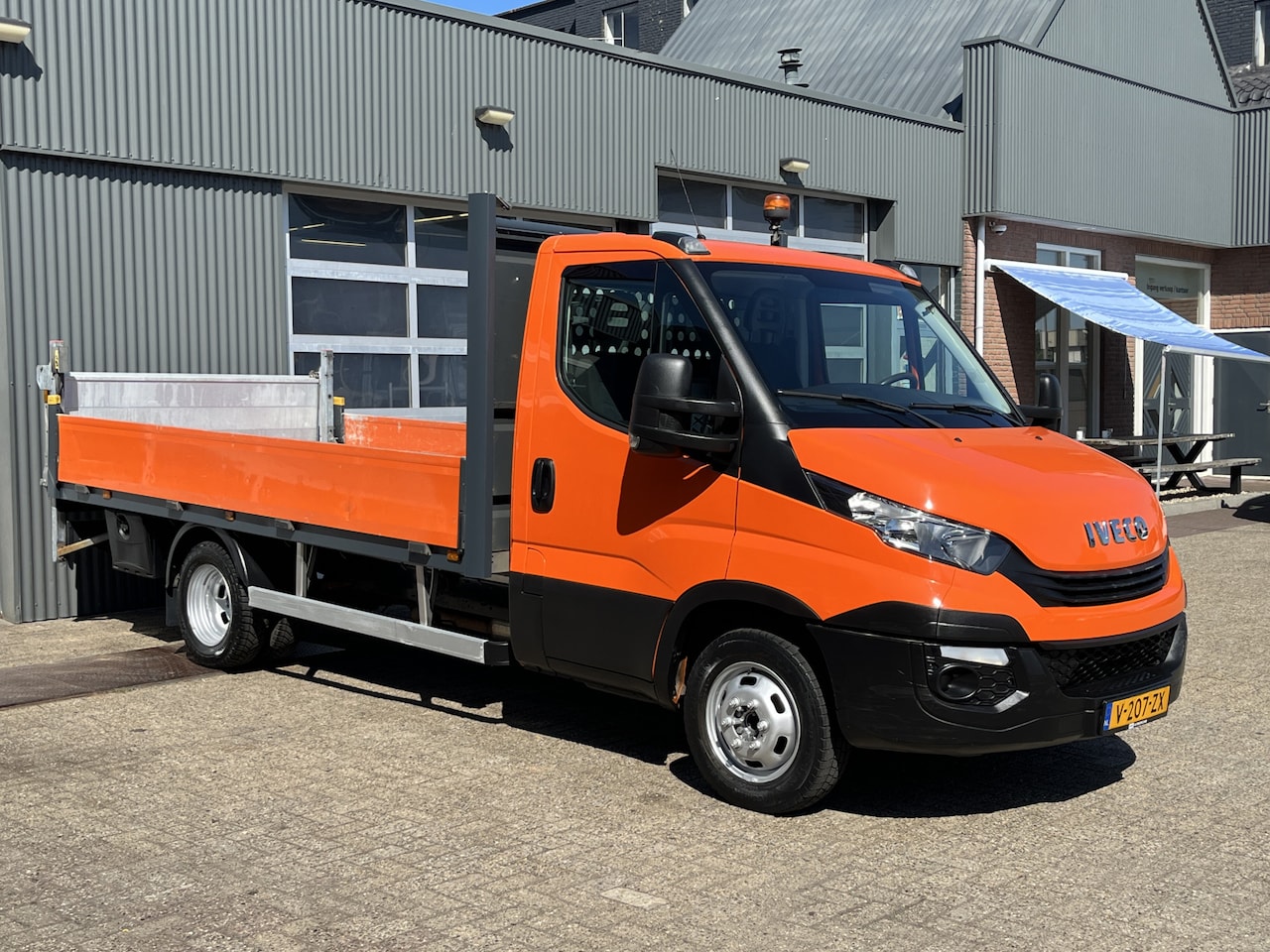 Iveco Daily - 35C14 2.3 375 Laadklep 500kg Trekhaak 3500kg trekgewicht Airco 2-Persoons Open laadbak Pic - AutoWereld.nl