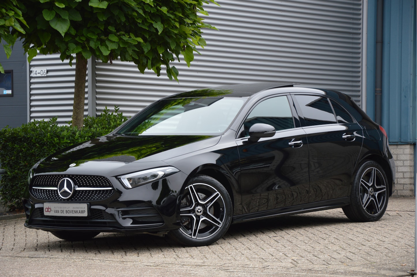 Mercedes-Benz A-klasse - 250 e AMG Line PANORAMADAK | NIGHT-PAKKET | SFEERVERL | KEYLESS | TREKHAAK | MULTIBEAM | C - AutoWereld.nl