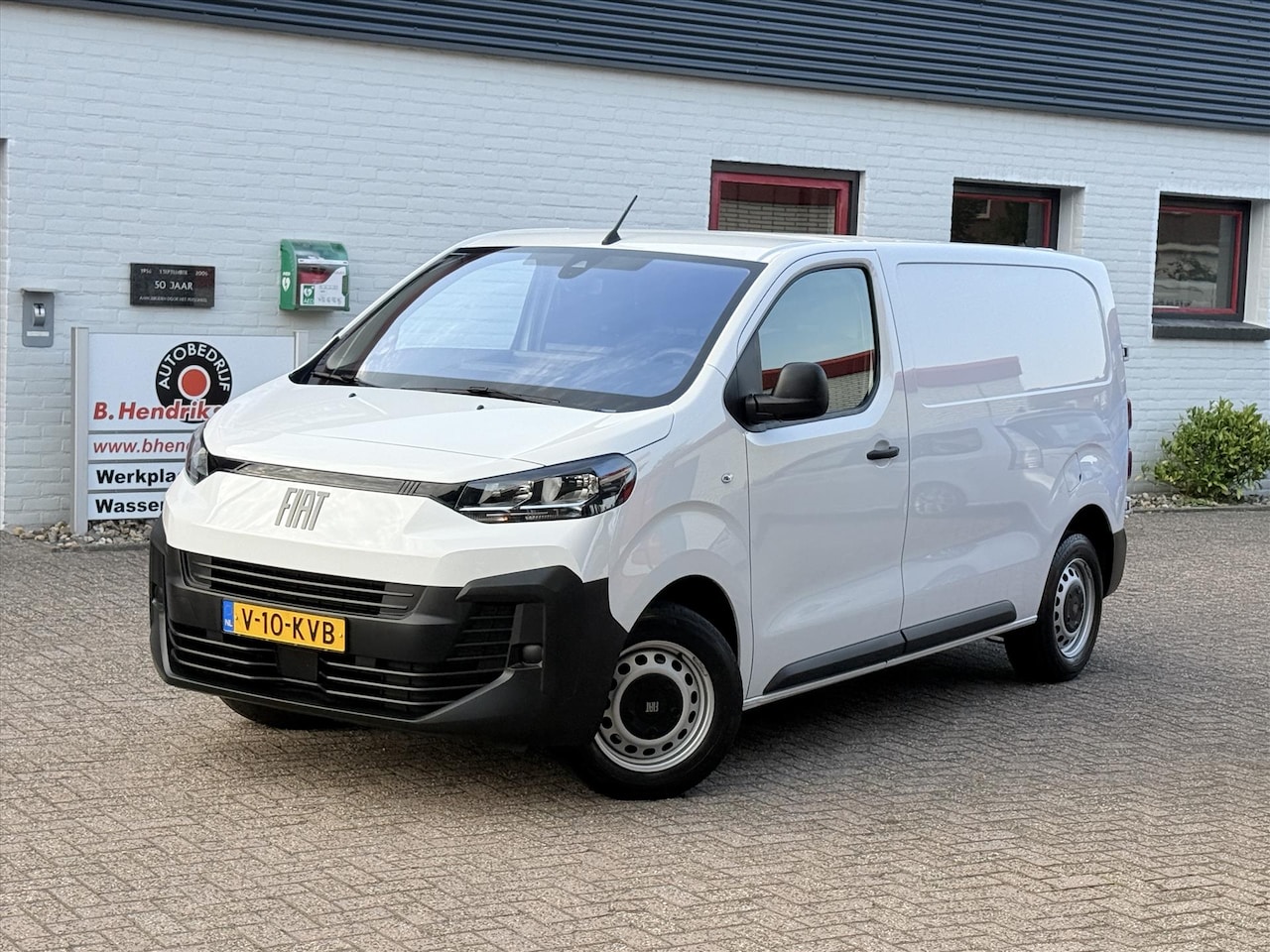 Fiat Scudo - GB 1.5 Diesel 120pk L2/ Trekhaak/ 3 Zitplaatsen/ Camera achter/ Apple Carplay/ Vloer + wan - AutoWereld.nl