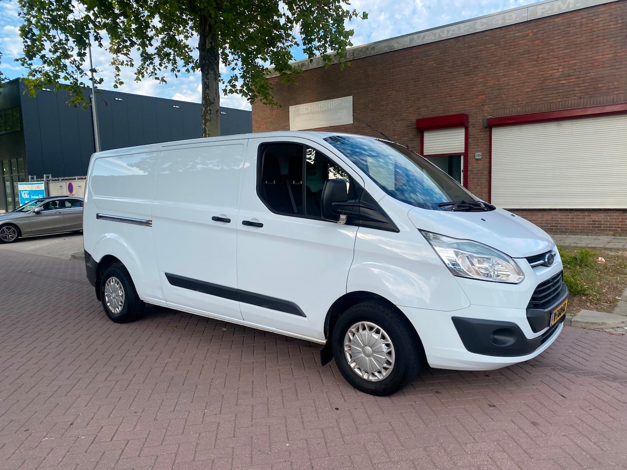 Ford Transit Custom - 290 2.2 TDCI L2H1 Limited / Airco / 2013 / Euro5 / APK 9-7-2027 (Volle Jaar APK) / 114KW=1 - AutoWereld.nl
