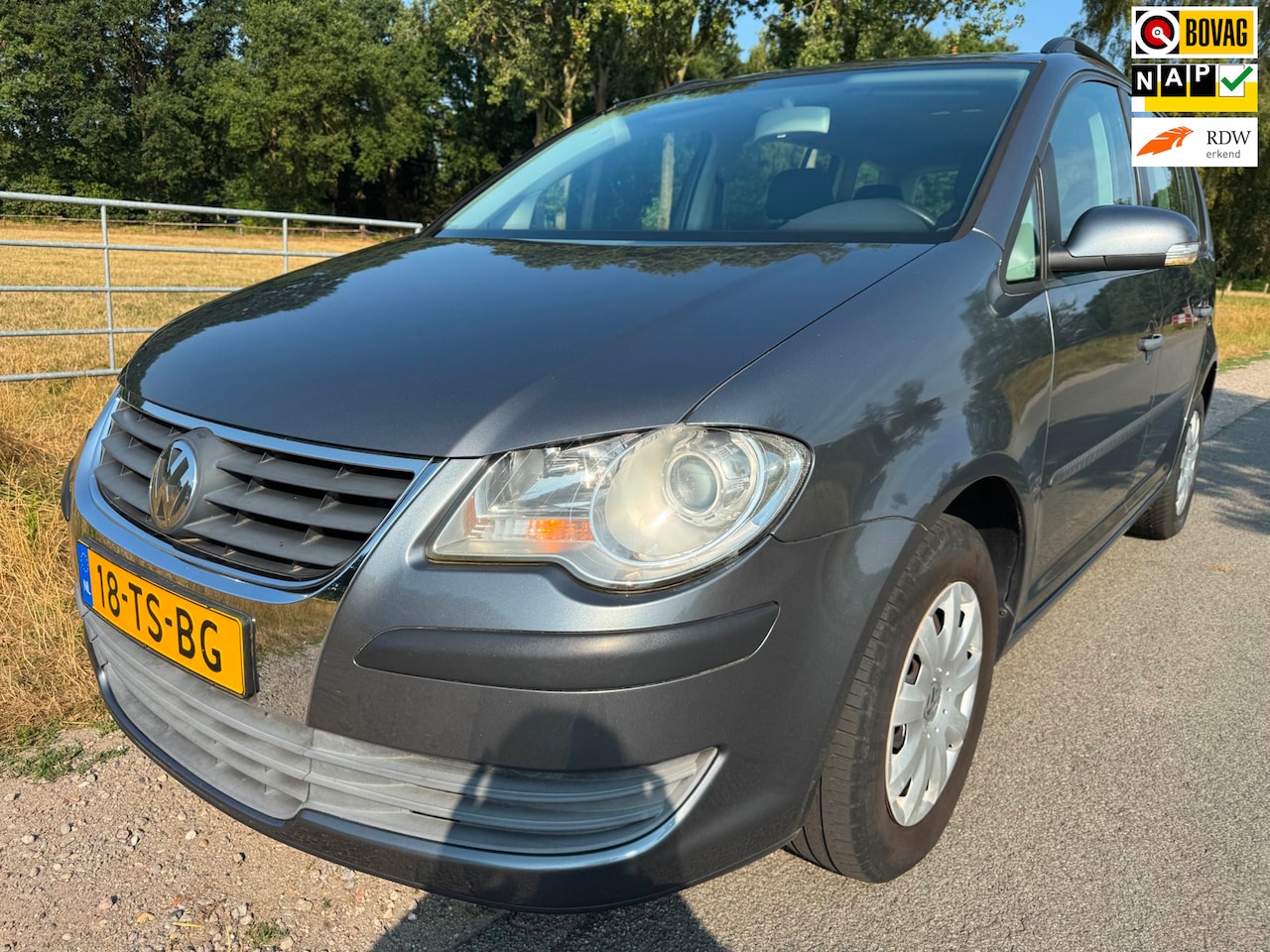 Volkswagen Touran - 1.6 Optive met airco en trekhaak - AutoWereld.nl