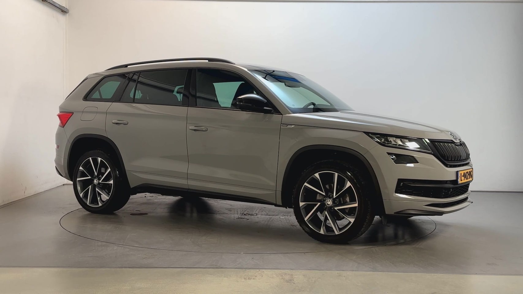Skoda Kodiaq - 1.5 TSI 150pk DSG Sportline Business 7p. Navigatie Sfeerverlichting Trekhaak Stoelverwarmi - AutoWereld.nl