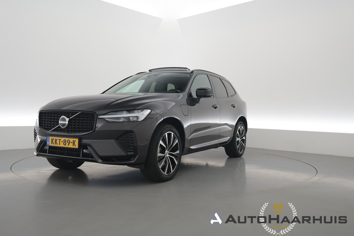 Volvo XC60 - 2.0 T6 Plug-in hybrid AWD Plus Dark | RIJKLAAR!! | Pano | Leder | Trekhaak | Adapt. Cruise - AutoWereld.nl