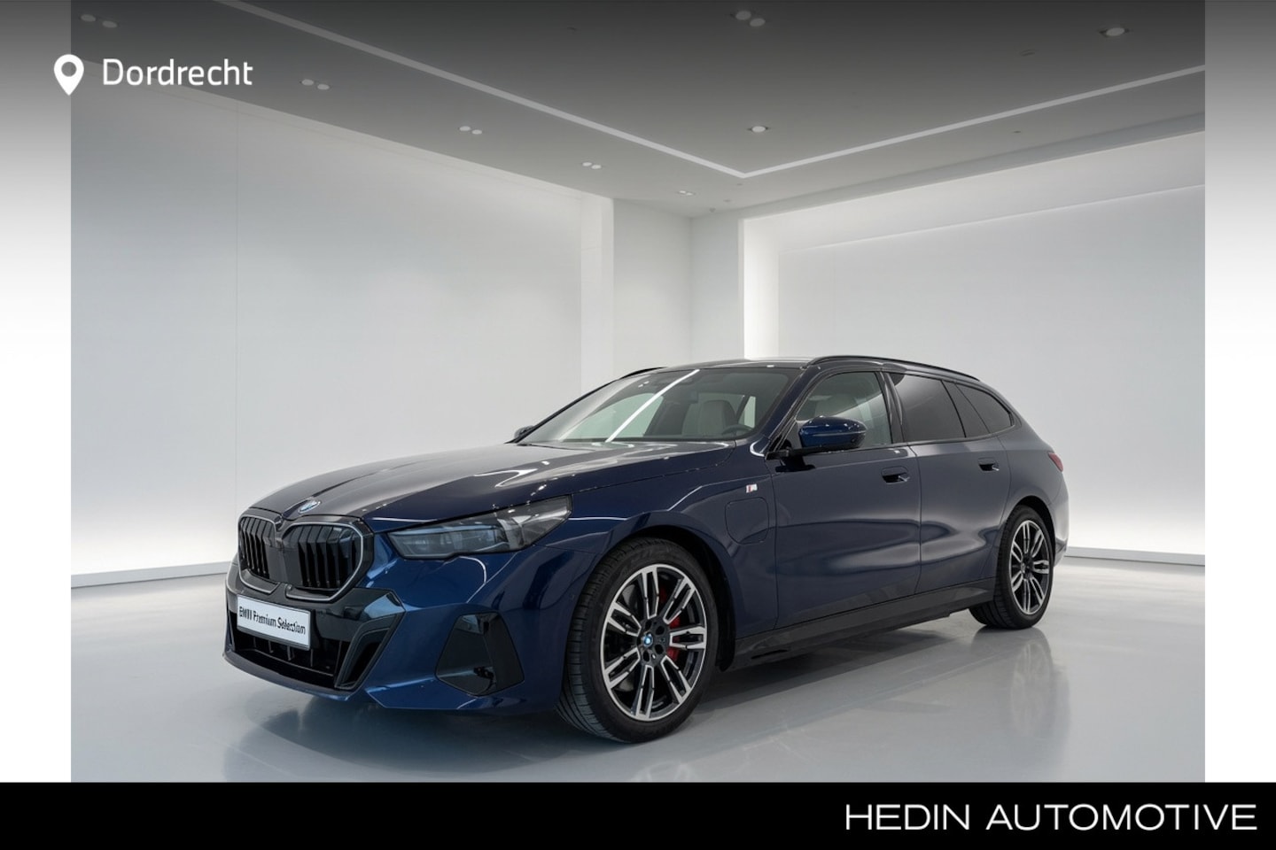 BMW 5-serie Touring - 550e xDrive M-Sport Pro | Panorama | Trekhaak | Bowers & Wilkins Surround Sound | Stoelven - AutoWereld.nl