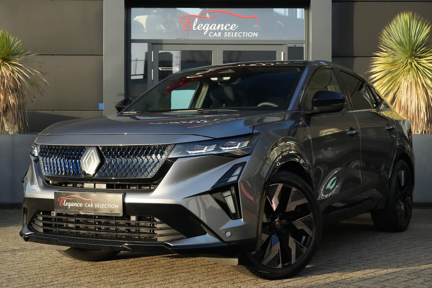 Renault Rafale - 1.2 E-Tech 4x4 Plug-in Hybrid 300 Esprit Alpine 300pk Panoramadak/Stoelverwarming/Camera - AutoWereld.nl