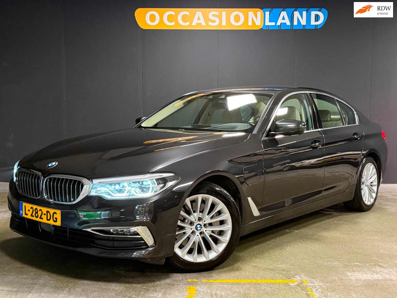 BMW 5-serie - 530e iPerformance High Executive Luxury Line|KEYLESS|SOFTCLOSE|CAMERA|HUD|DODEHOEK|STUURV| - AutoWereld.nl