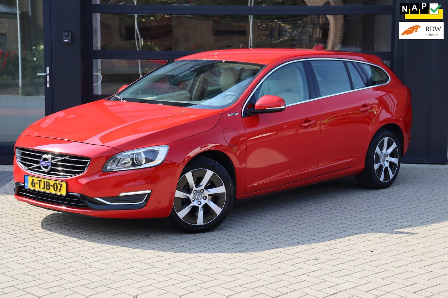 Volvo V60 - 2.4 D6 AWD Plug-In Hybrid Summum | NAP | Cruise | Navi | Clima | Elektrische Stoelen | Sto - AutoWereld.nl