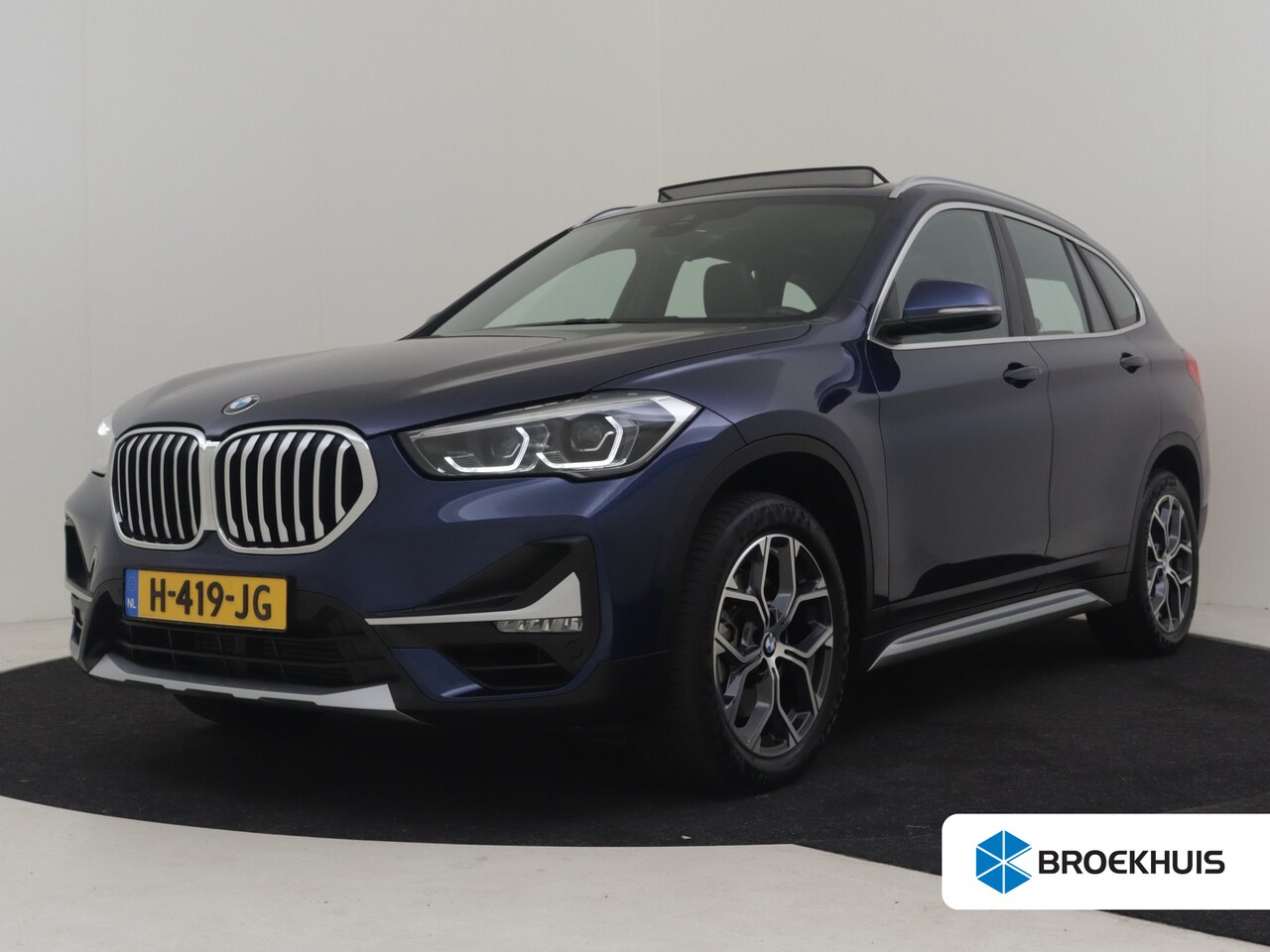 BMW X1 - sDrive20i VDL Nedcar Edition | Head-up display | Glazen panorama-dak | Trekhaak | Achterui - AutoWereld.nl
