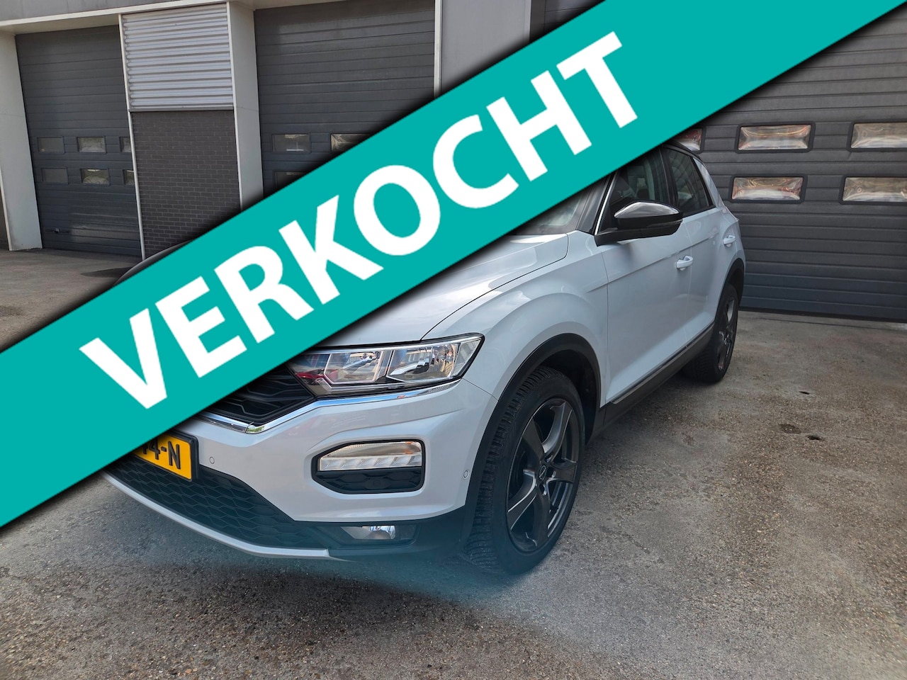 Volkswagen T-Roc - 1.5 TSI Sport 1.5 TSI Sport, Parelmoer, Zwart dak, Camera, Trekhaak, Navigatie. - AutoWereld.nl