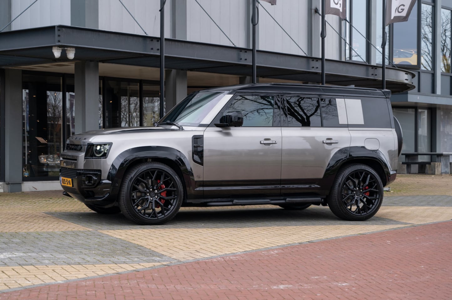 Land Rover Defender 110 - P300e X-Dynamic HSE Urban Widetrack 6-Seats - AutoWereld.nl