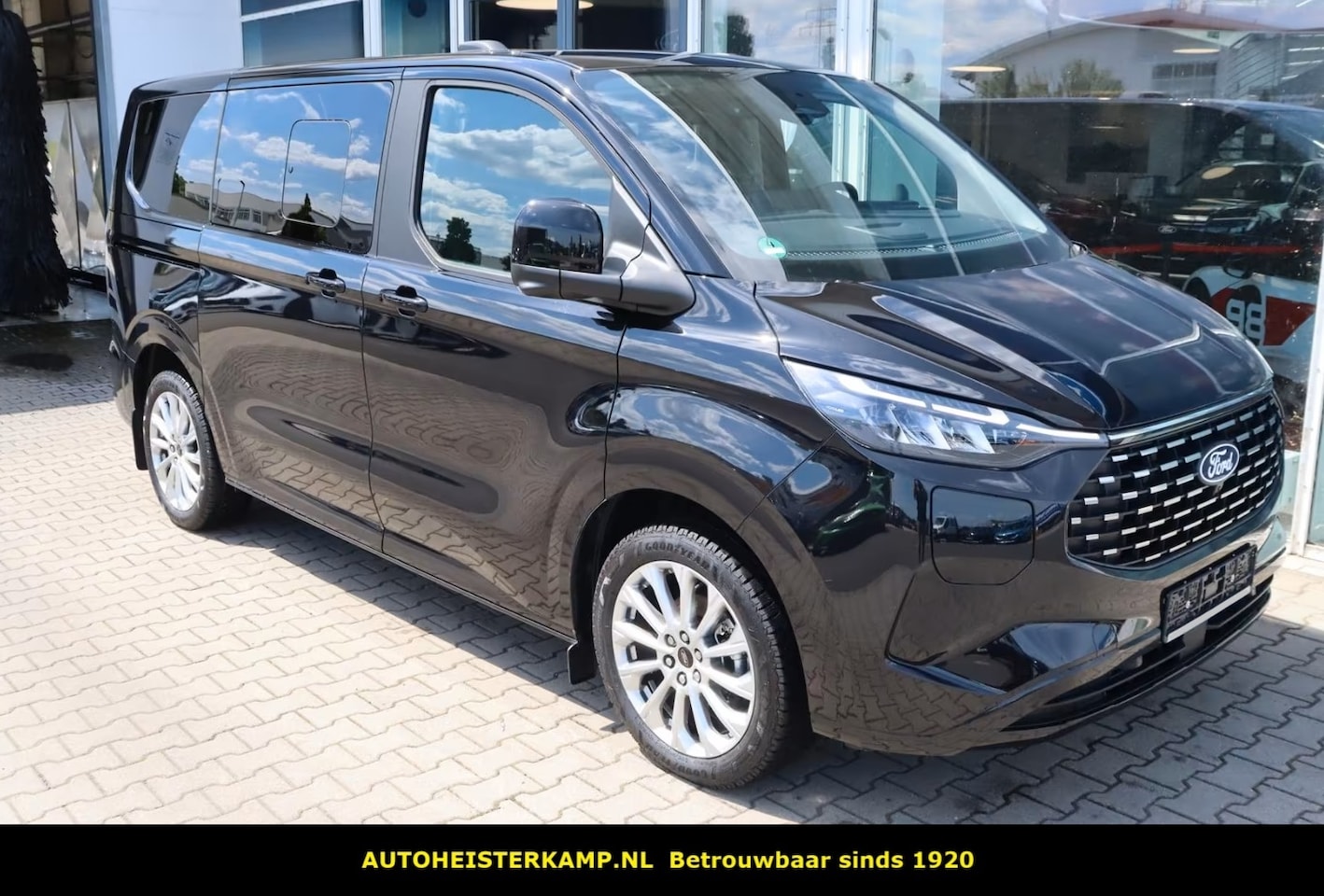 Ford Transit Custom Tourneo - 2.5 PHEV L1H1 Titanium 8 personen ACC Leder 2 Schuifdeuren Trekhaak LED Camera B en O Soun - AutoWereld.nl