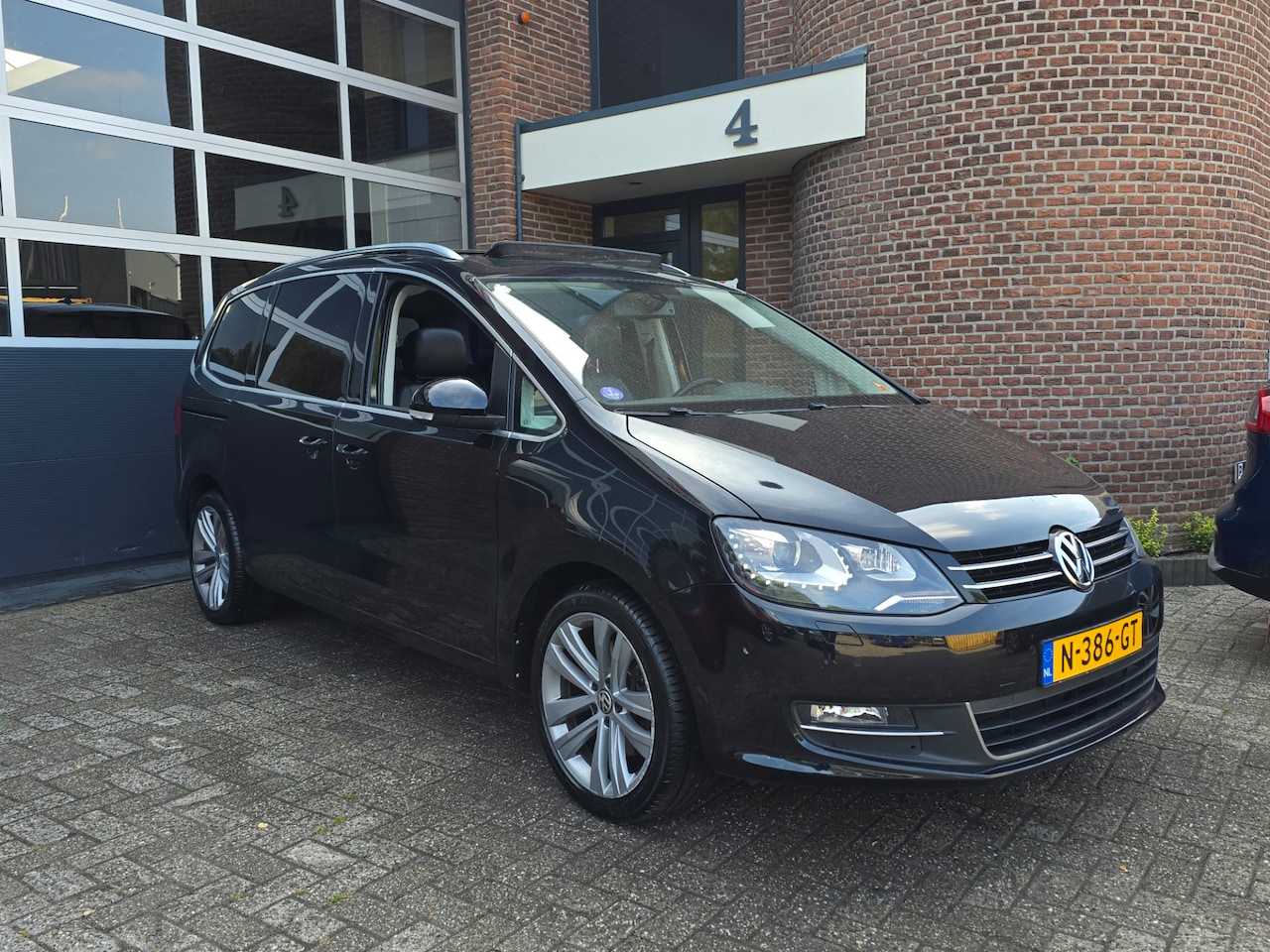 Volkswagen Sharan - 2.0 TSI Highline 7p. Pano |Leer |DSG - AutoWereld.nl