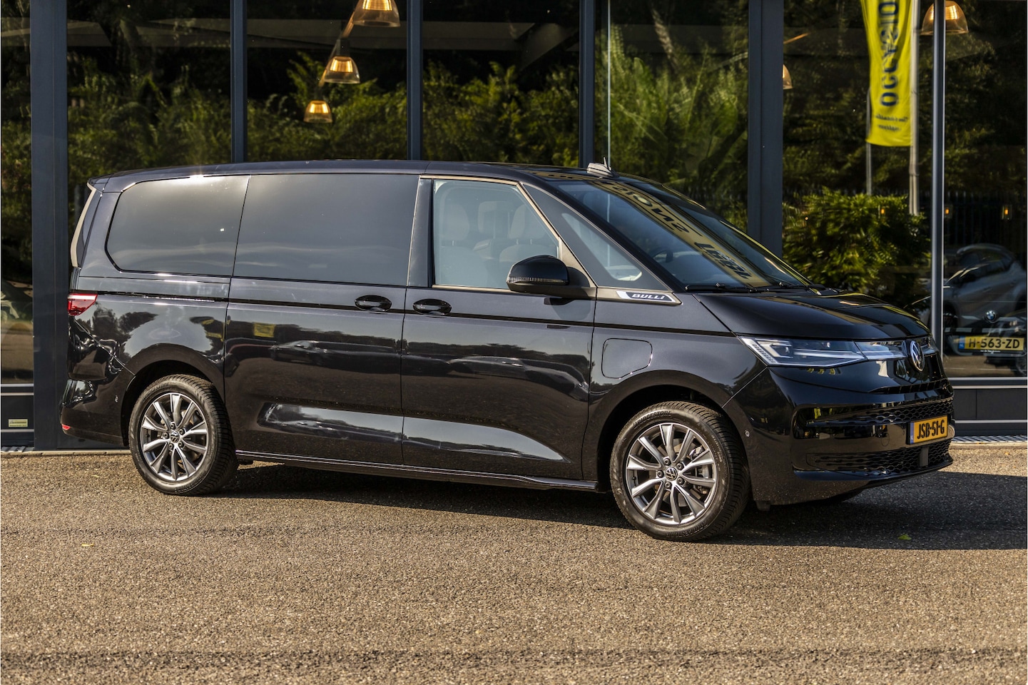 Volkswagen Multivan - 1.5 eHybrid L2 Bulli Edition 4Motion 1.5 eHybrid L2 Bulli Edition 4Motion - AutoWereld.nl