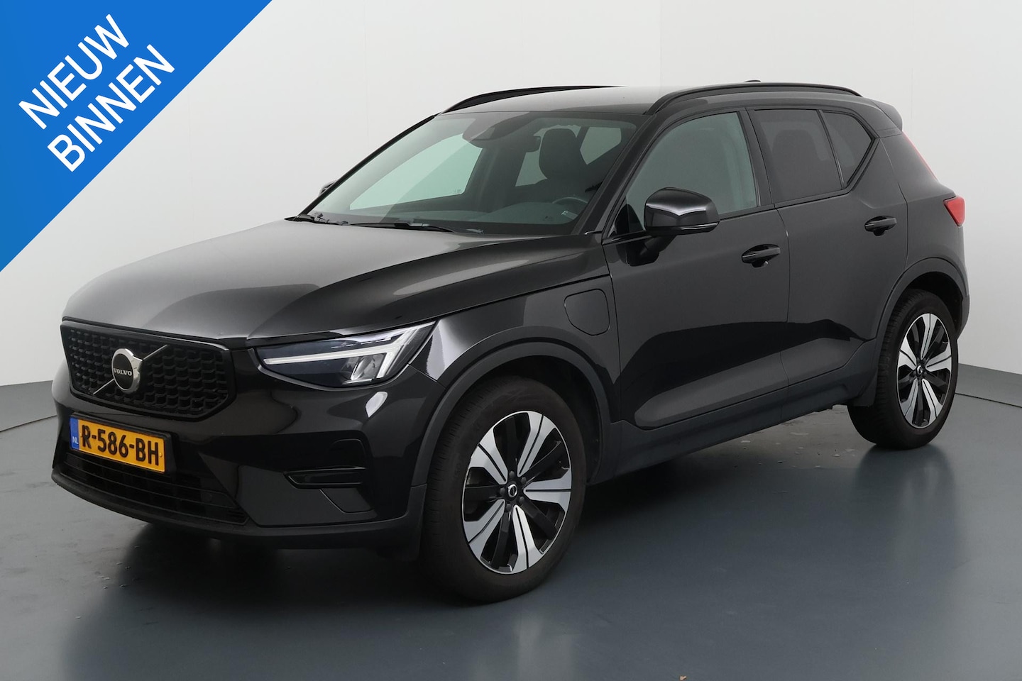 Volvo XC40 - 1.5 T5 PLUG-IN HYBRID PLUS DARK I LEDEREN BEKLEDING I WINTERPAKKET I P-CAMERA I ADAPTIVE C - AutoWereld.nl