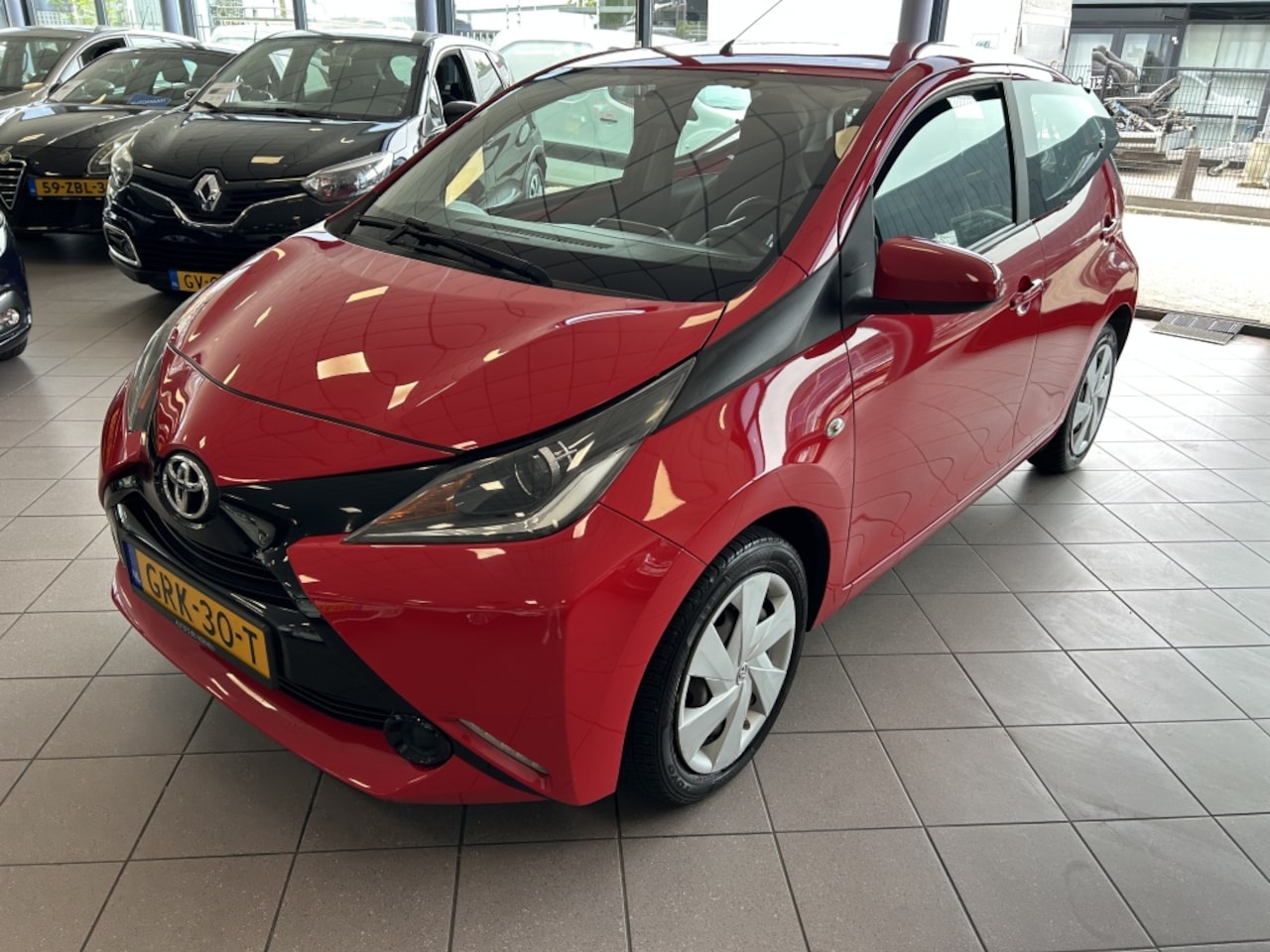 Toyota Aygo - 1.0 VVT-i x AIRCO NW APK 75 DKM BJ 2016 !!! - AutoWereld.nl