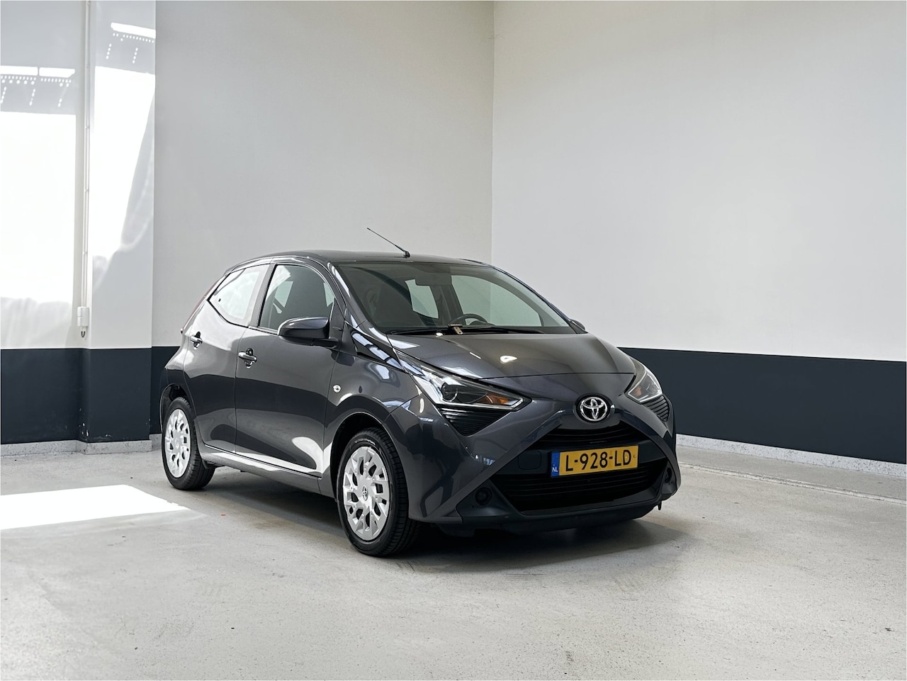 Toyota Aygo - 1.0 VVT-i x-play | NL | 1 Eig | Apple Carplay/ Android auto| Navigatie | Camera| - AutoWereld.nl