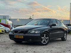 Volvo S60 - 2.4/ RIJDT PERFECT/ MOTOR GOED