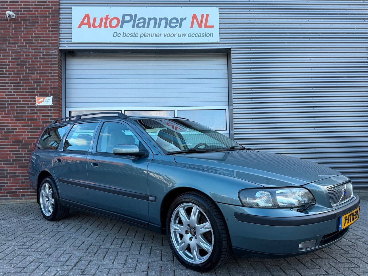 Volvo V70 - 2.4 Black Sapphire Edition II! Airco! Cruise! PDC! - AutoWereld.nl