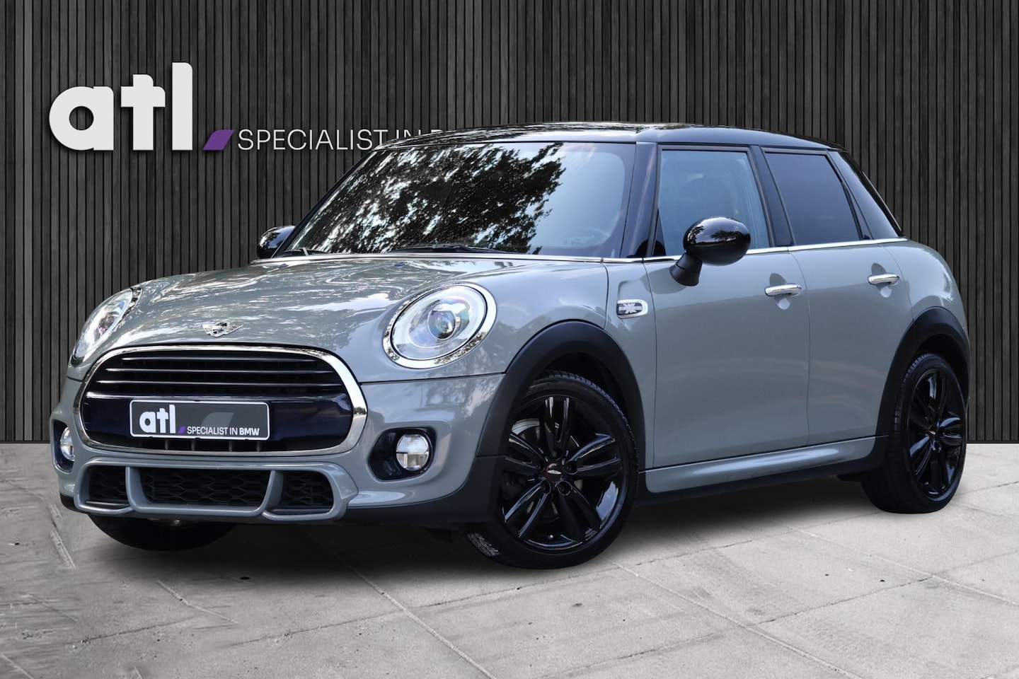 MINI 5-Deurs - 1.5 Cooper Chili John Cooper Works | 1e eigenaar | Navi | Keyless | LED | Clima | Stoelwar - AutoWereld.nl