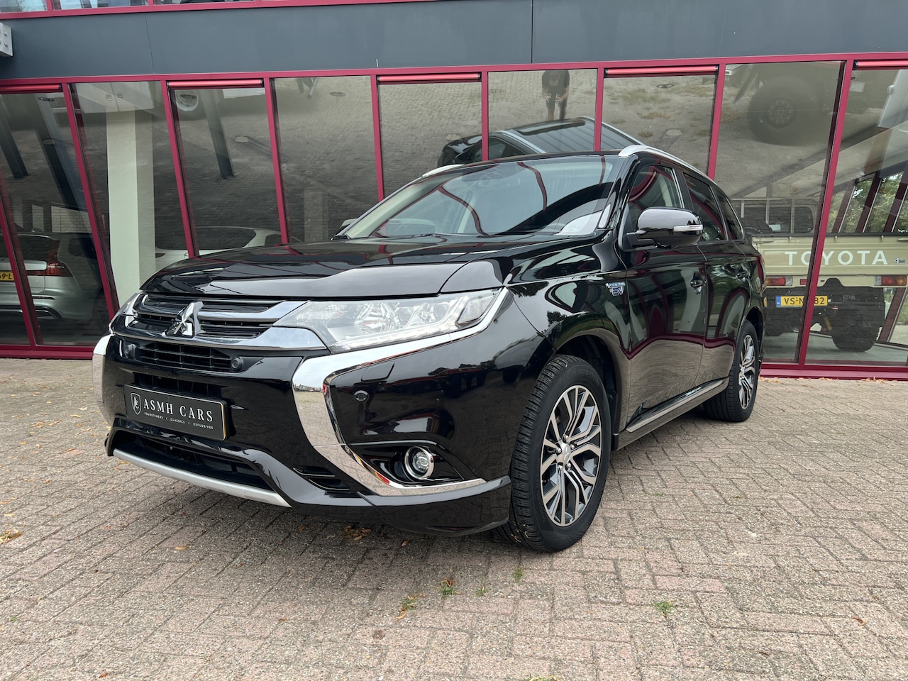 Mitsubishi Outlander - 2.0 PHEV instyle+ | Org. NL | NAP | Dealer Onderhoud | AWD | Trekhaak | Pano | Keyless | L - AutoWereld.nl