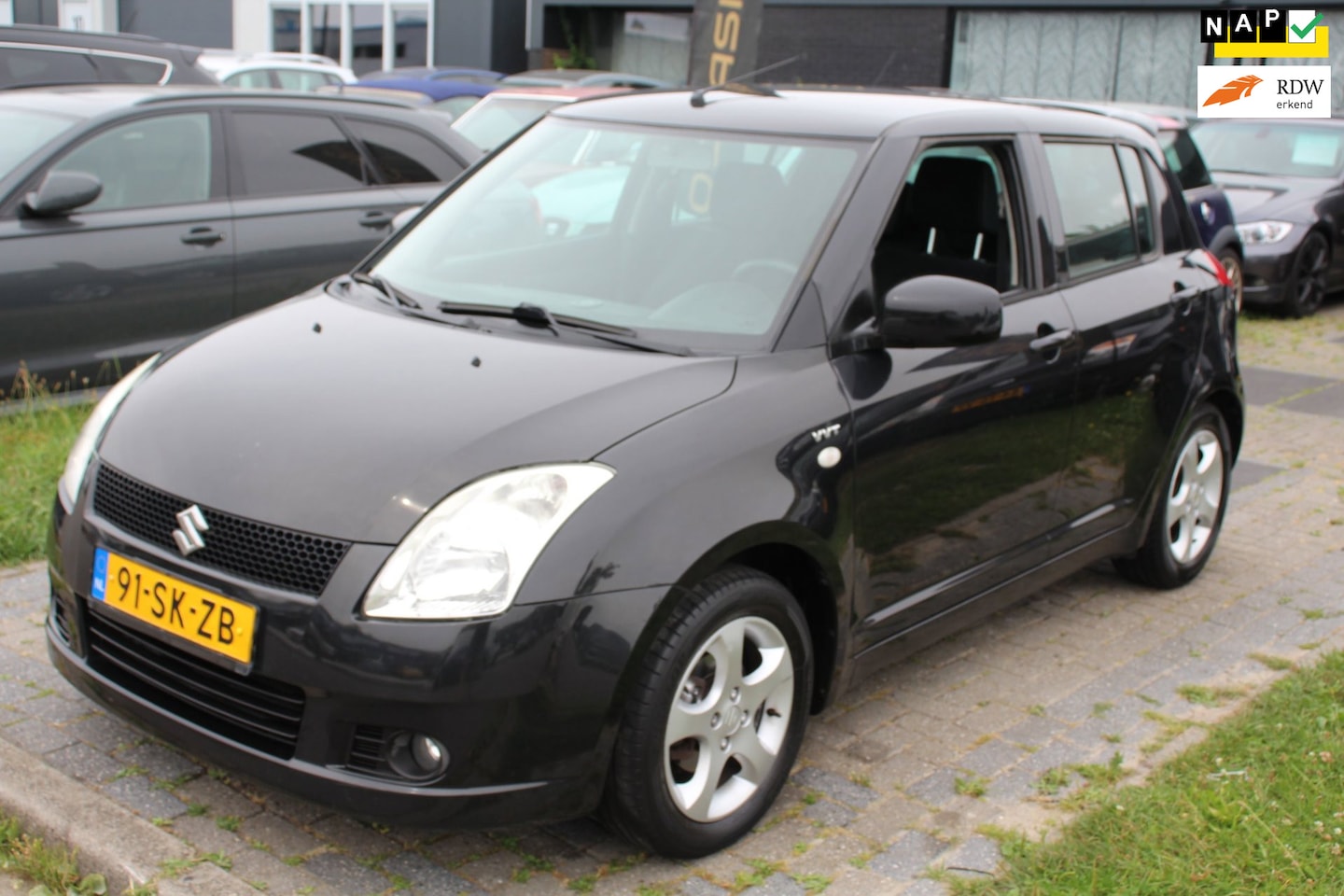 Suzuki Swift - 1.5 Exclusive Sport 5-deurs Airco LM-Velgen Zwart Key-less start Elec pakket APK NAP - AutoWereld.nl