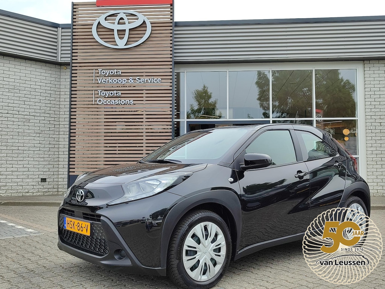 Toyota Aygo X - 1.0 VVT-i MT PLAY 4S-BANDEN APPLE/ANDROID AD-CRUISE CAMERA BLUETOOTH AIRCO NL-AUTO EL-RAME - AutoWereld.nl