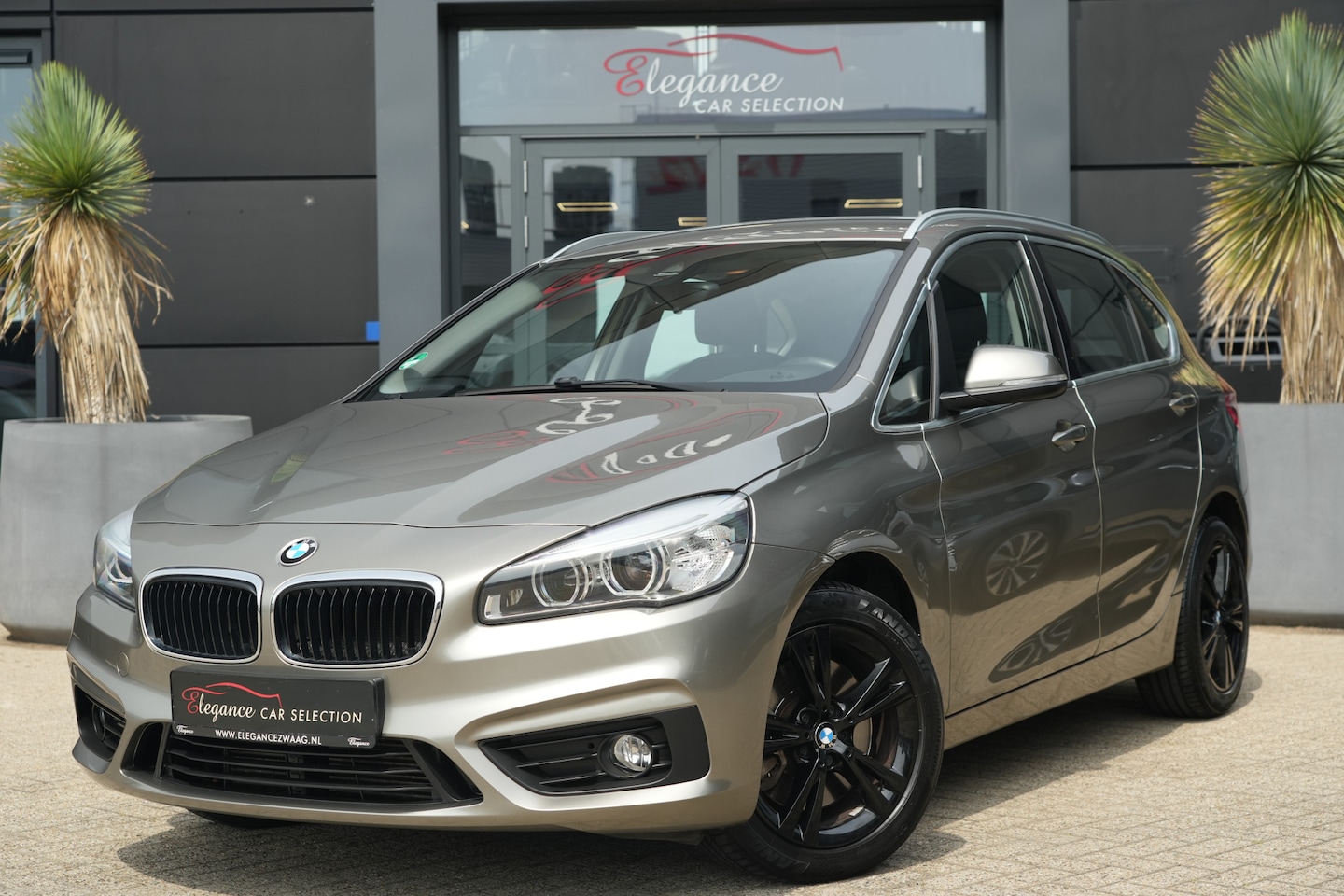 BMW 2-serie Active Tourer - 225i xDrive High Executive 232pk Navigatie/Stoelverwarming/Camera - AutoWereld.nl