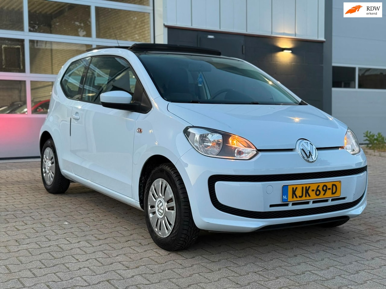 Volkswagen Up! - 1.0 Panoramadak Dealer Onderhouden Topstaat - AutoWereld.nl